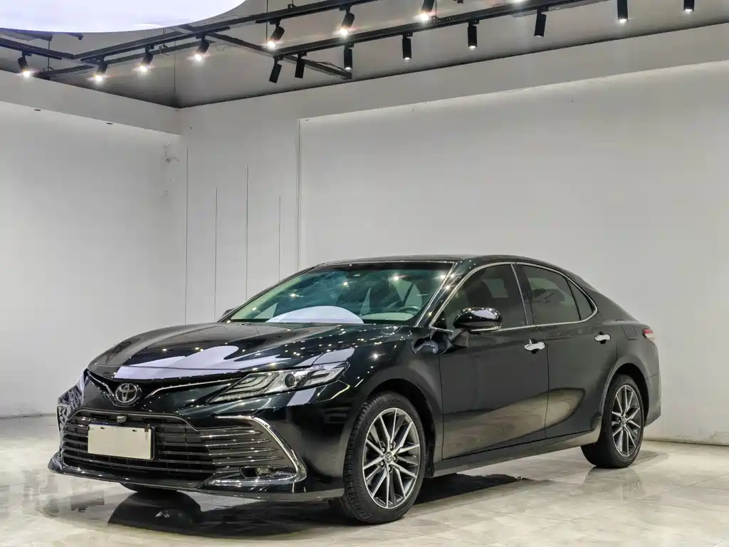 Toyota Camry 2022 — фото 1