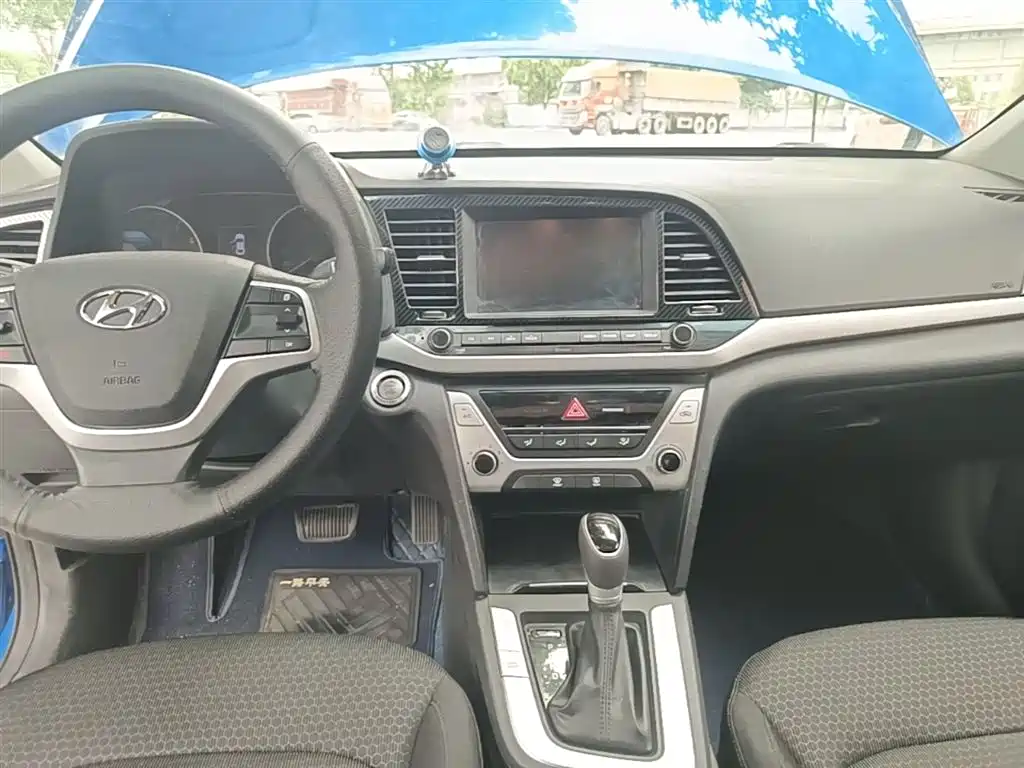 Hyundai Elantra 2018 — фото 13