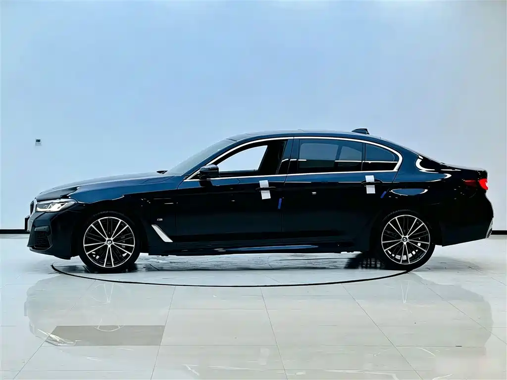 BMW 5 Series 2022 — фото 10