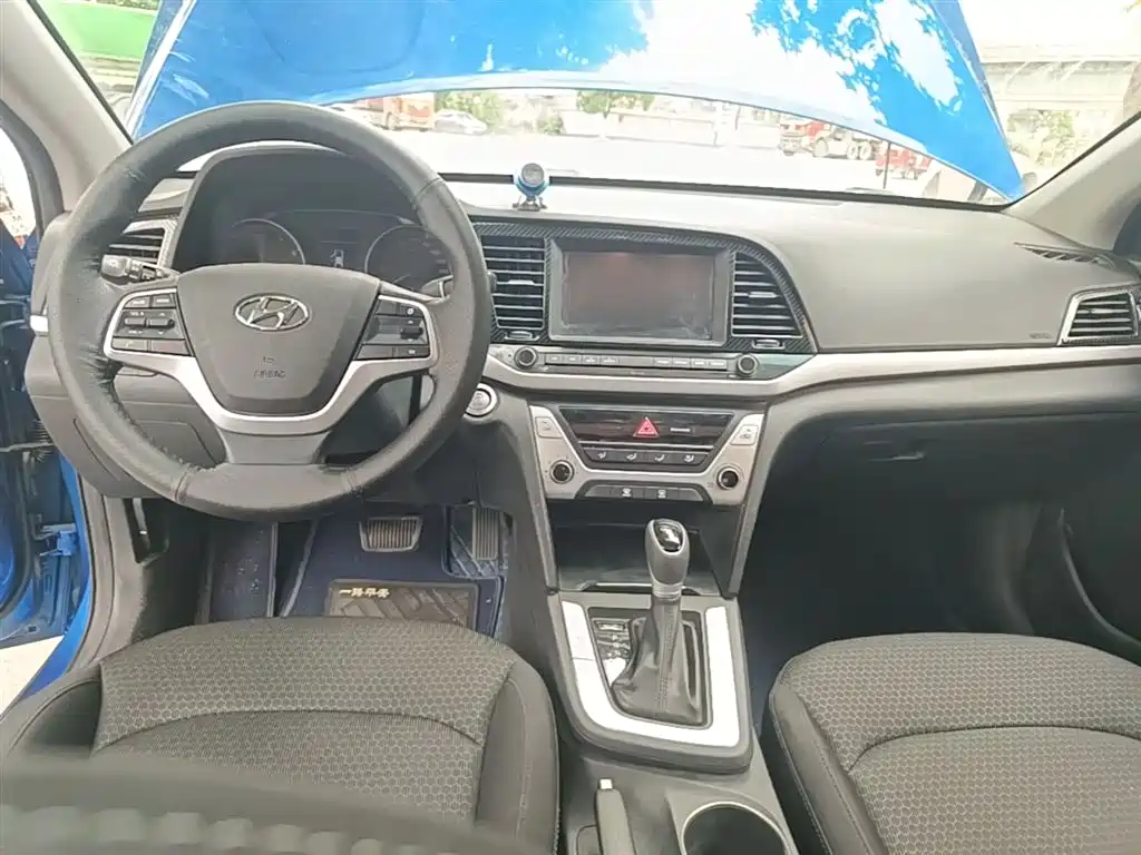 Hyundai Elantra 2018 — фото 10