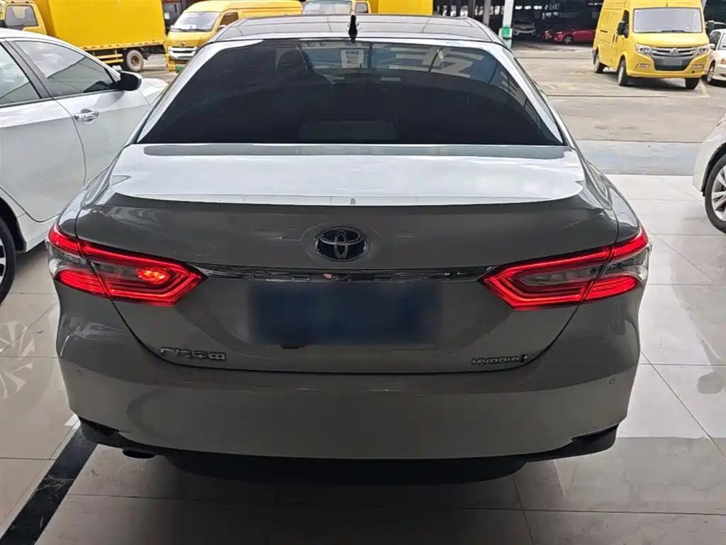 Toyota Camry 2023 — фото 4