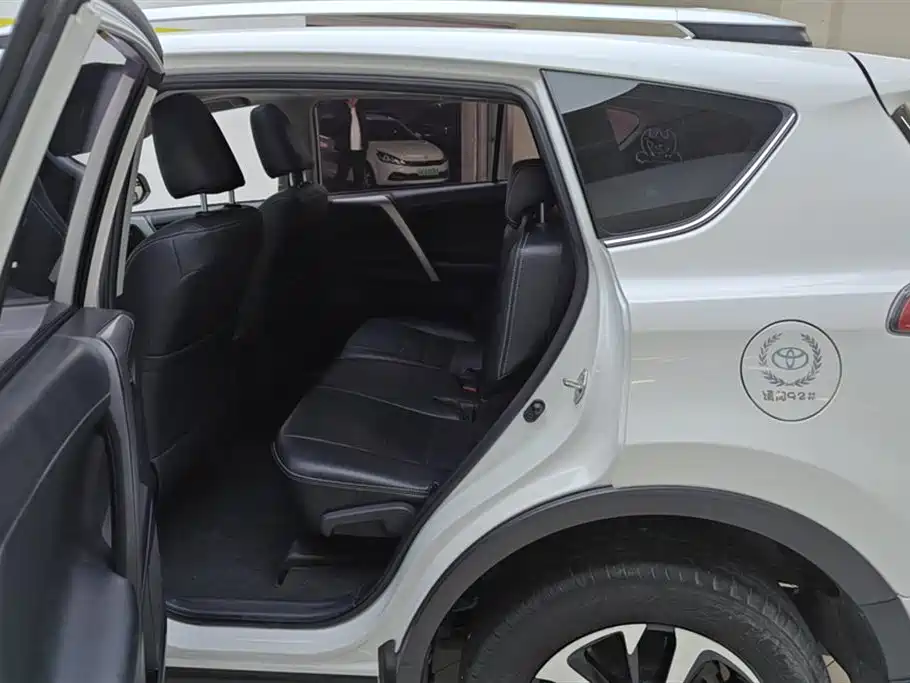 Toyota RAV4 2016 — фото 11
