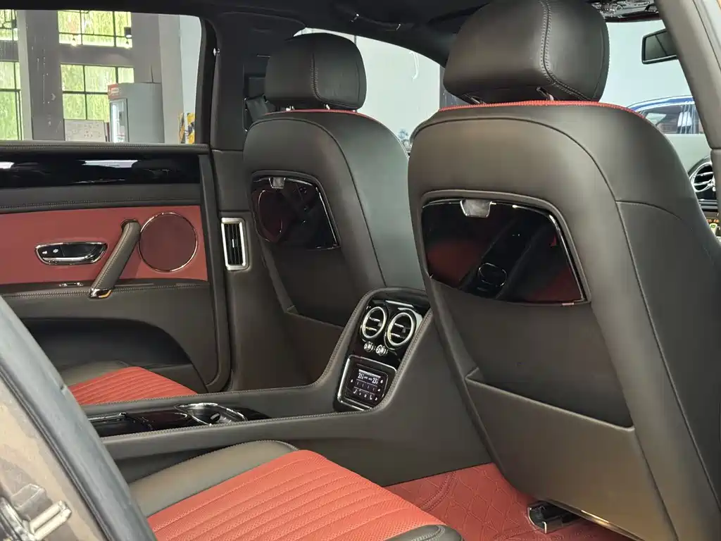 Bentley Flying Spur 2018 — фото 14