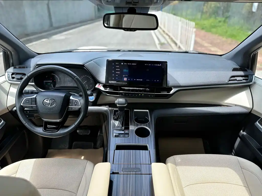 Toyota Sienna 2023 — фото 11