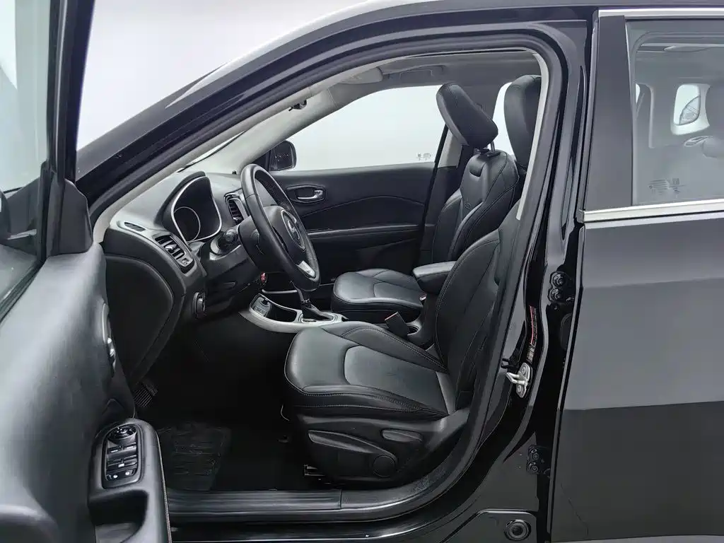 Jeep Compass 2018 — фото 10