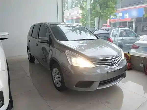 Nissan Livina 2015