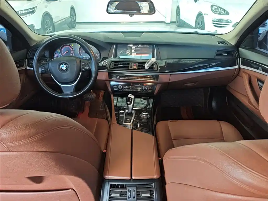 BMW 5 Series 2017 — фото 10