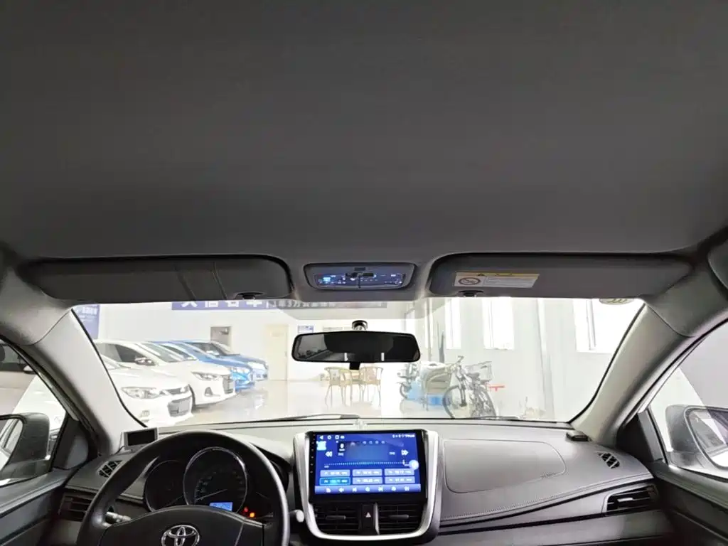 Toyota Yaris L 2017 — фото 18