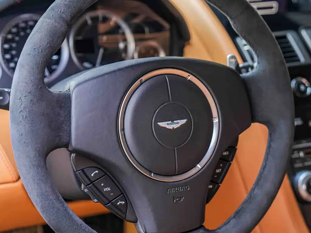 Aston Martin V8 Vantage 2017 — фото 11