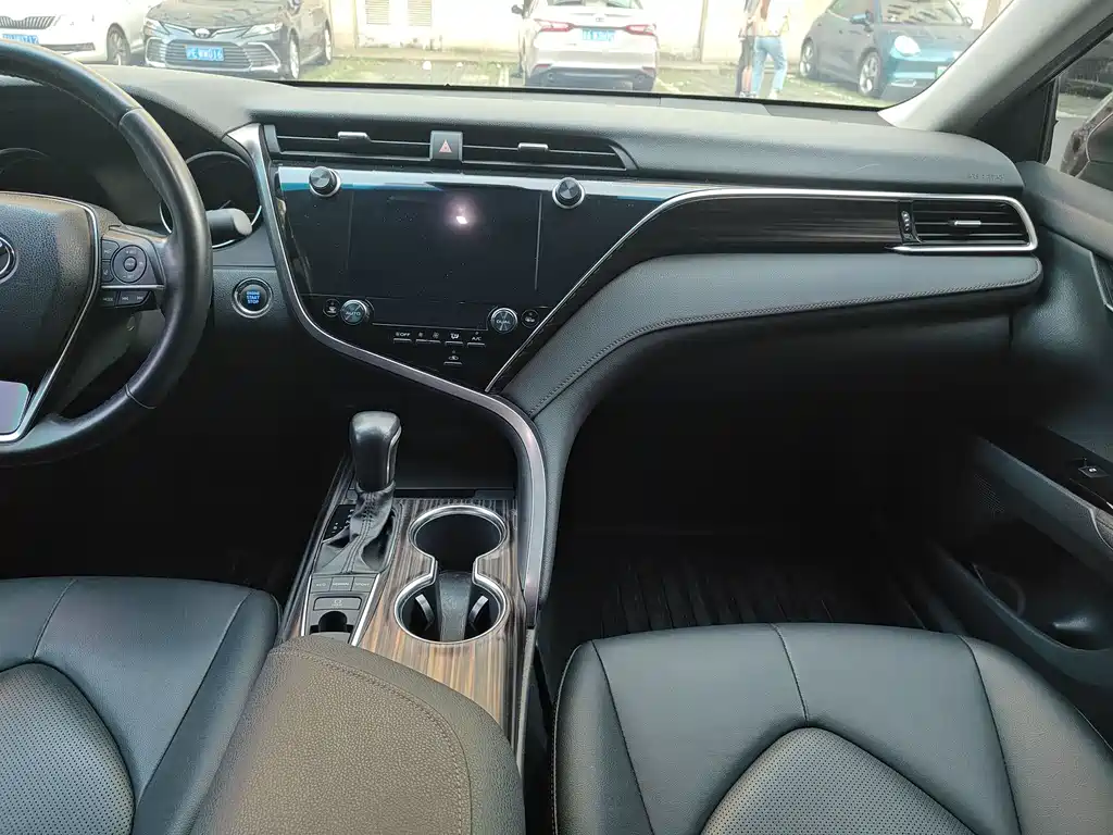 Toyota Camry 2019 — фото 16