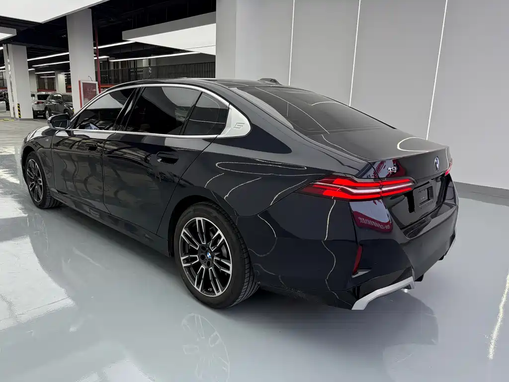 BMW 5 Series 2025 — фото 15