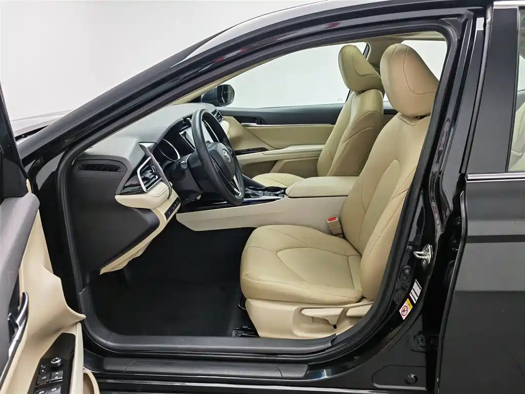 Toyota Camry 2018 — фото 10