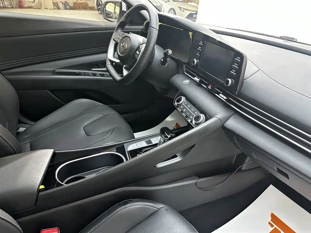 Hyundai Elantra 2023 — фото 3