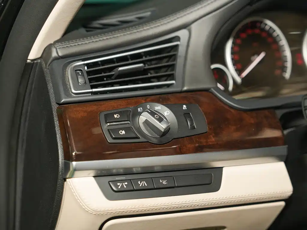 BMW 7 Series 2012 — фото 12
