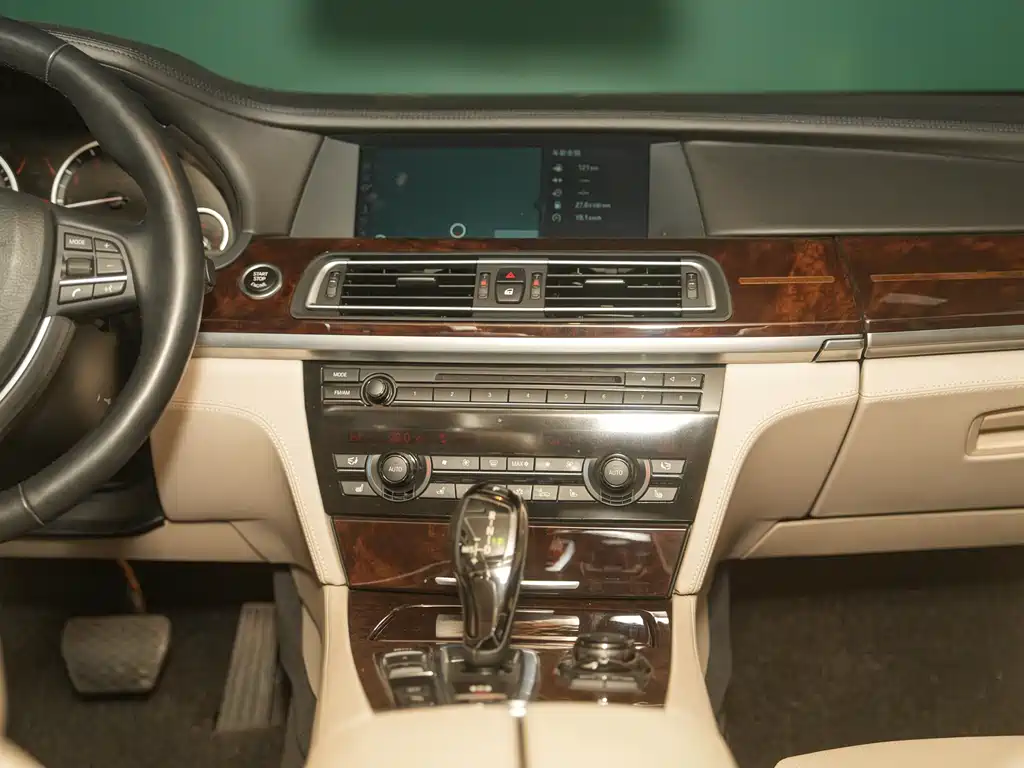BMW 7 Series 2012 — фото 22