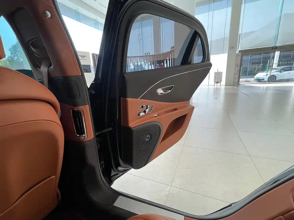 Bentley Flying Spur 2024 — фото 15