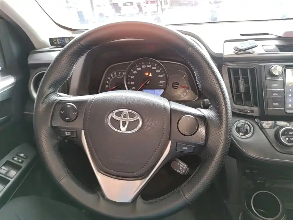 Toyota RAV4 2018 — фото 11