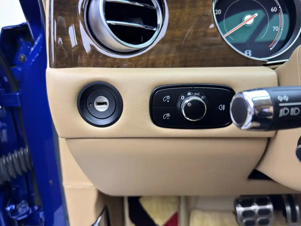 Bentley Flying Spur 2019 — фото 14