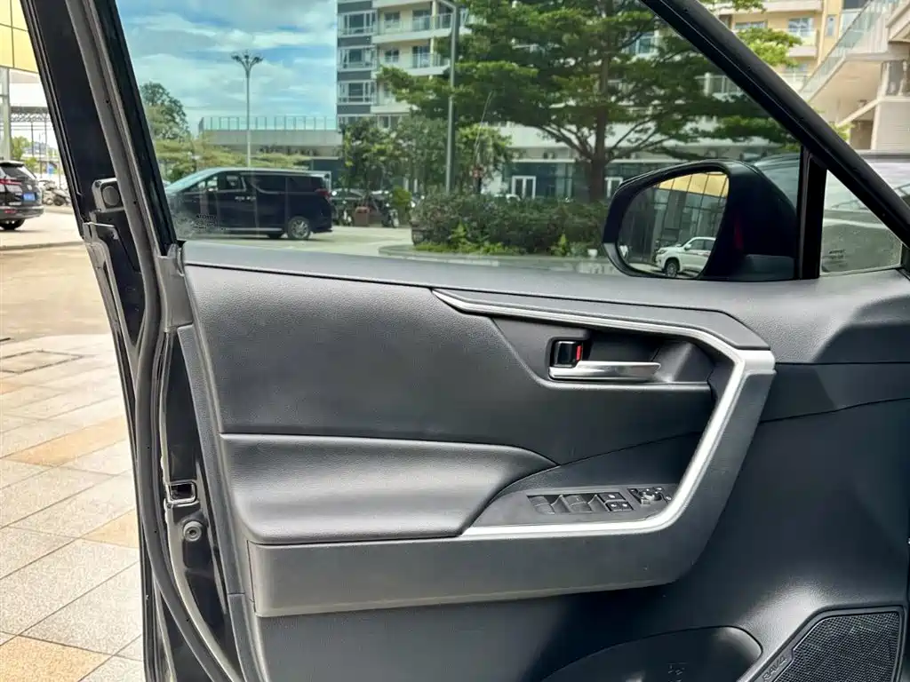 Toyota RAV4 2021 — фото 19