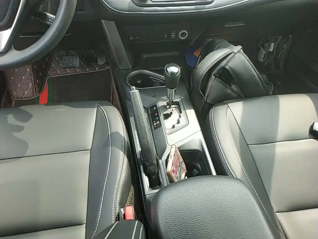 Toyota RAV4 2018 — фото 14