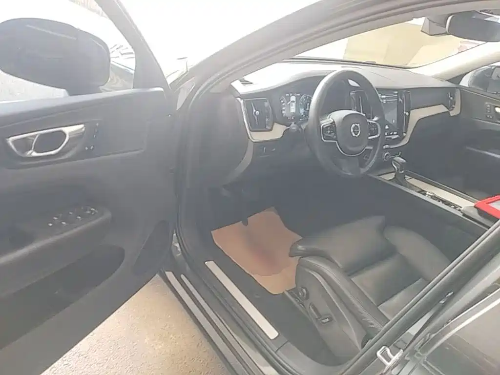 Volvo XC60 2019 — фото 16