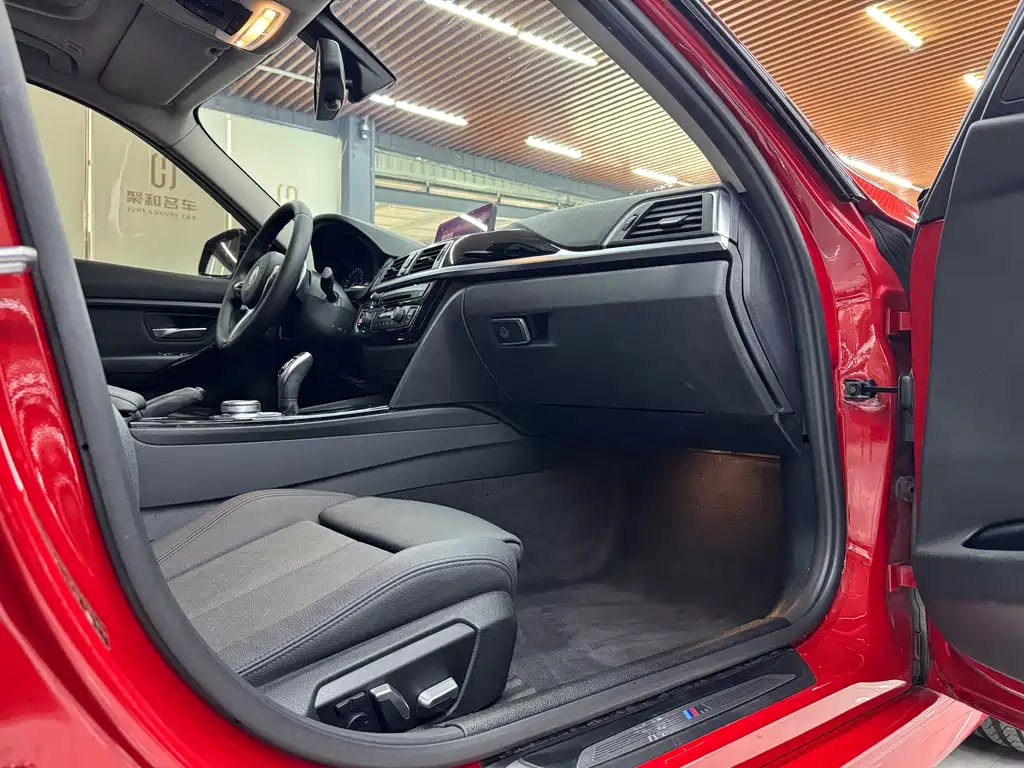 BMW 3 Series 2018 — фото 13