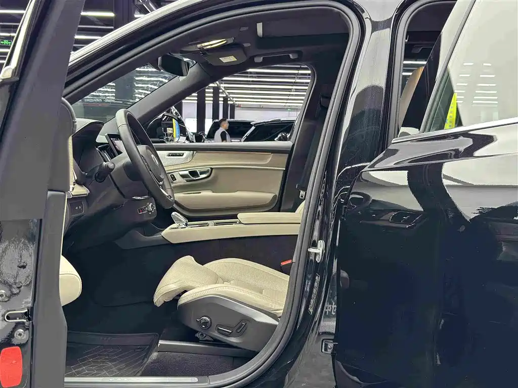 Volvo XC90 Plug-In Hybrid 2025 — фото 6