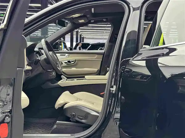 Volvo XC90 Plug-In Hybrid 2025
