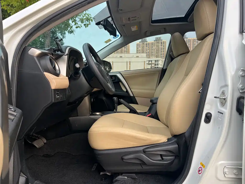 Toyota RAV4 2015 — фото 4