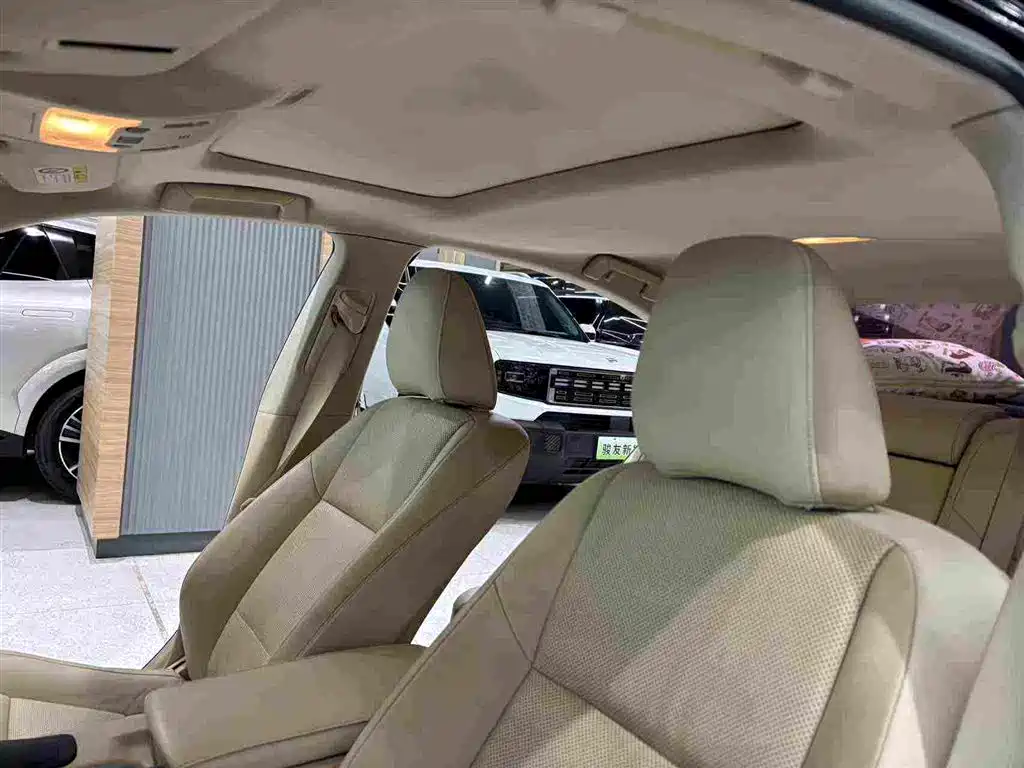 Lexus ES 2015 — фото 11
