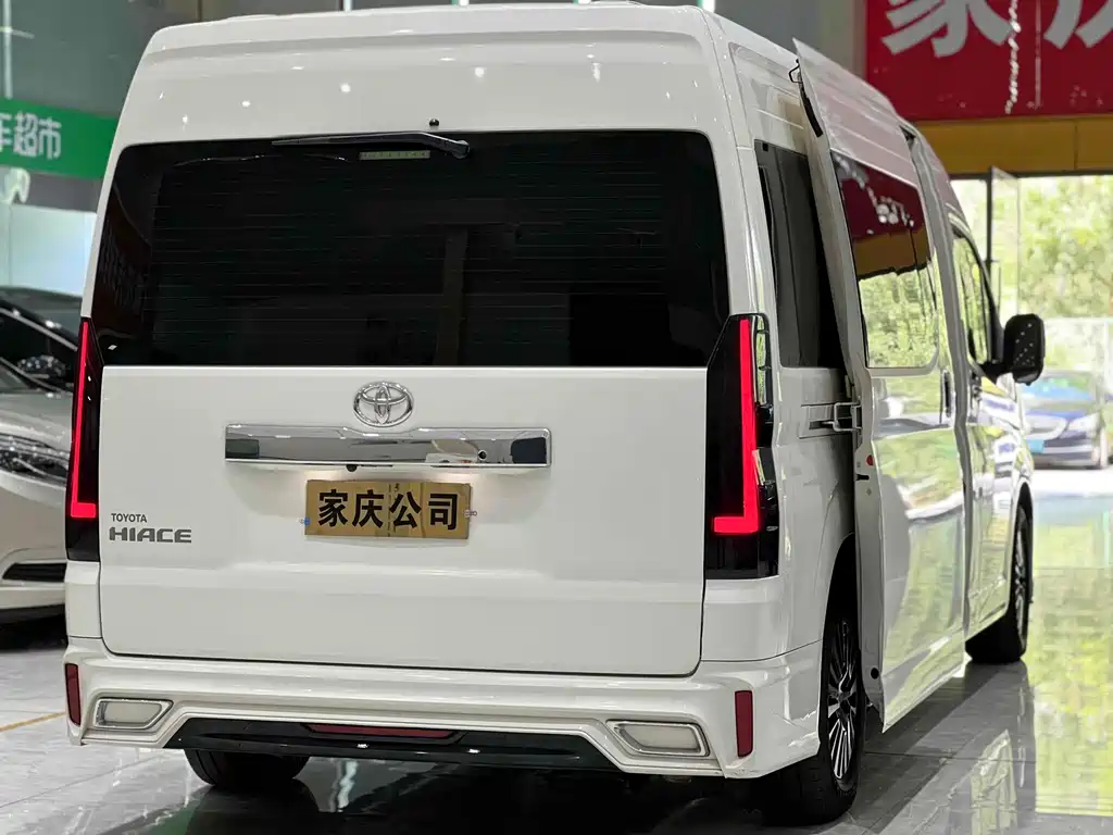 Toyota Hiace 2022 — фото 6