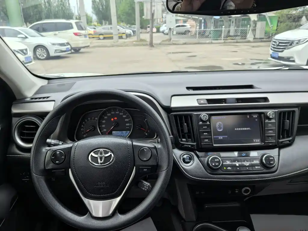 Toyota RAV4 2017 — фото 13