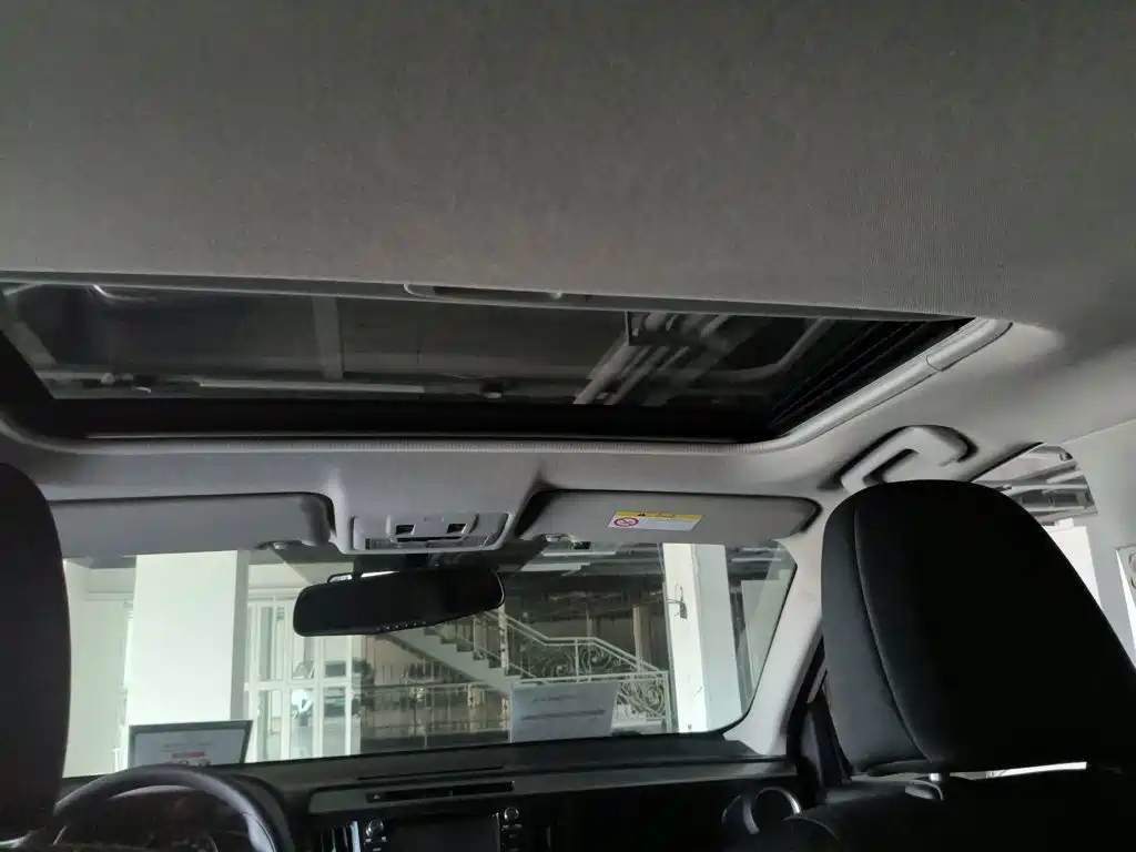 Toyota RAV4 2017 — фото 12