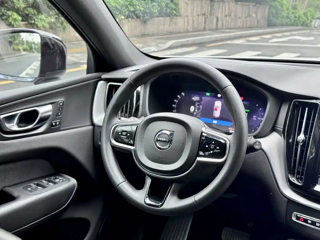 Volvo XC60 PHEV 2022 — фото 8