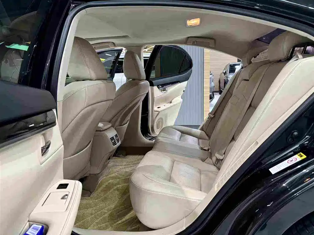 Lexus ES 2015 — фото 13