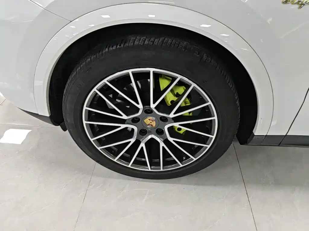 Porsche Cayenne Hybrid 2020 — фото 23