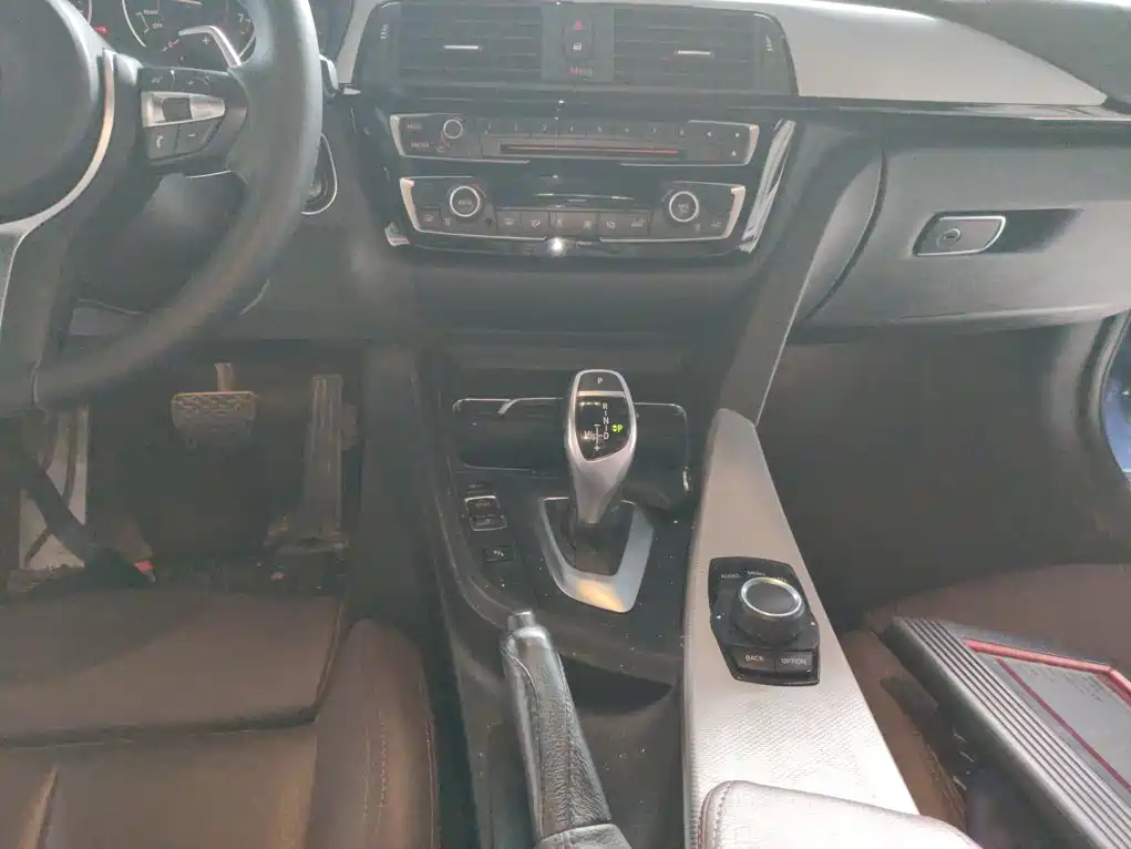 BMW 3 Series 2017 — фото 12