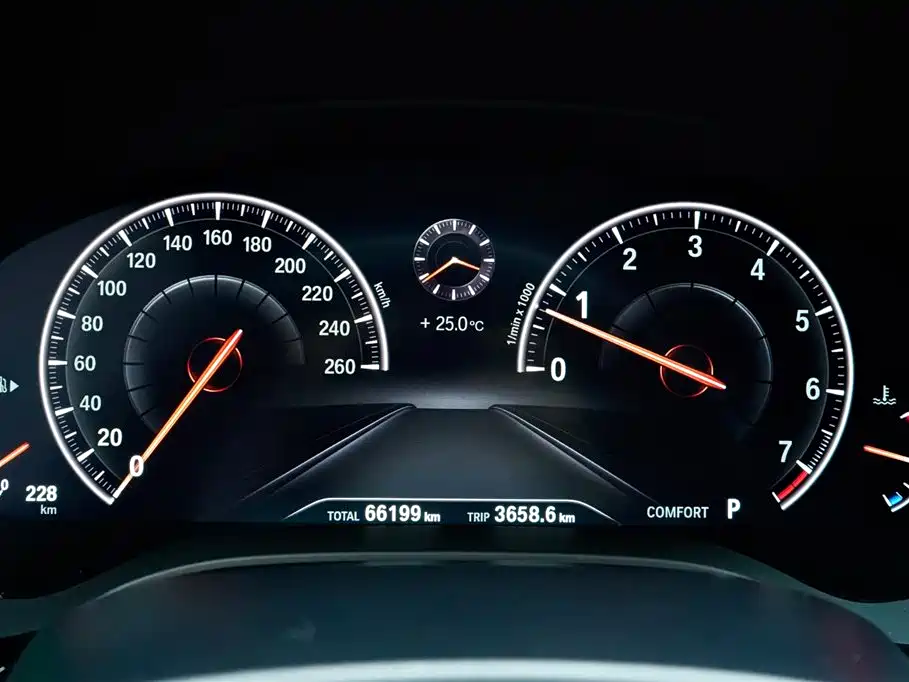 BMW 5 Series 2019 — фото 12