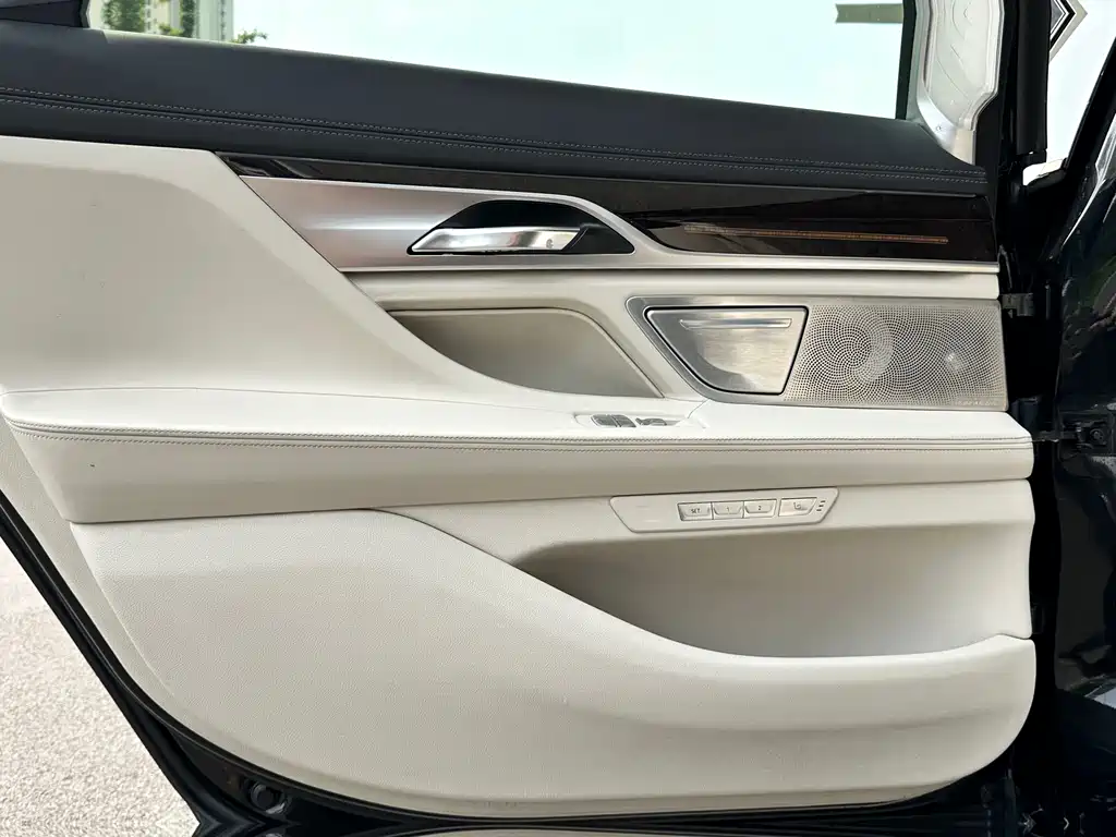BMW 7 Series 2016 — фото 10