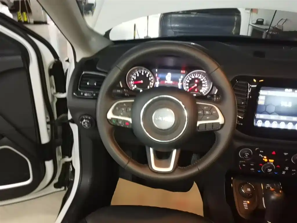 Jeep Compass 2020 — фото 11