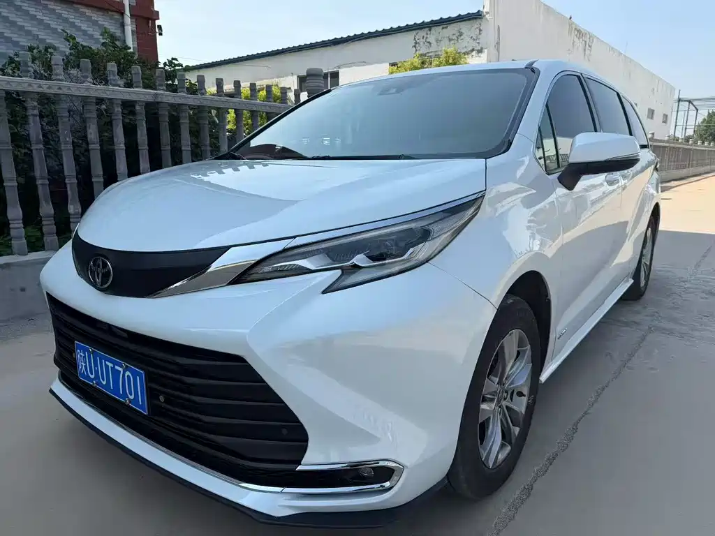 Toyota Sienna 2024 — фото 1