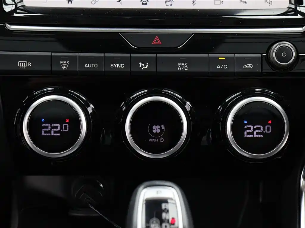 Jaguar E-PACE 2021 — фото 16