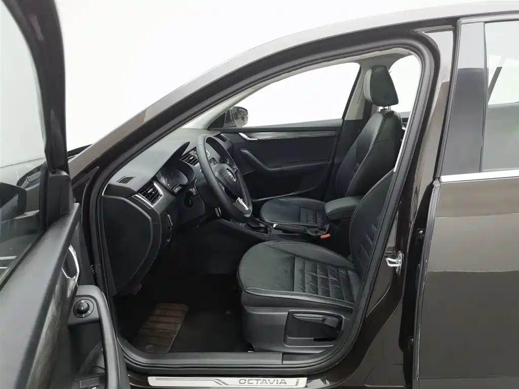 Skoda Octavia 2017 — фото 10