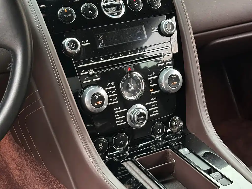 Aston Martin V8 Vantage 2014 — фото 16