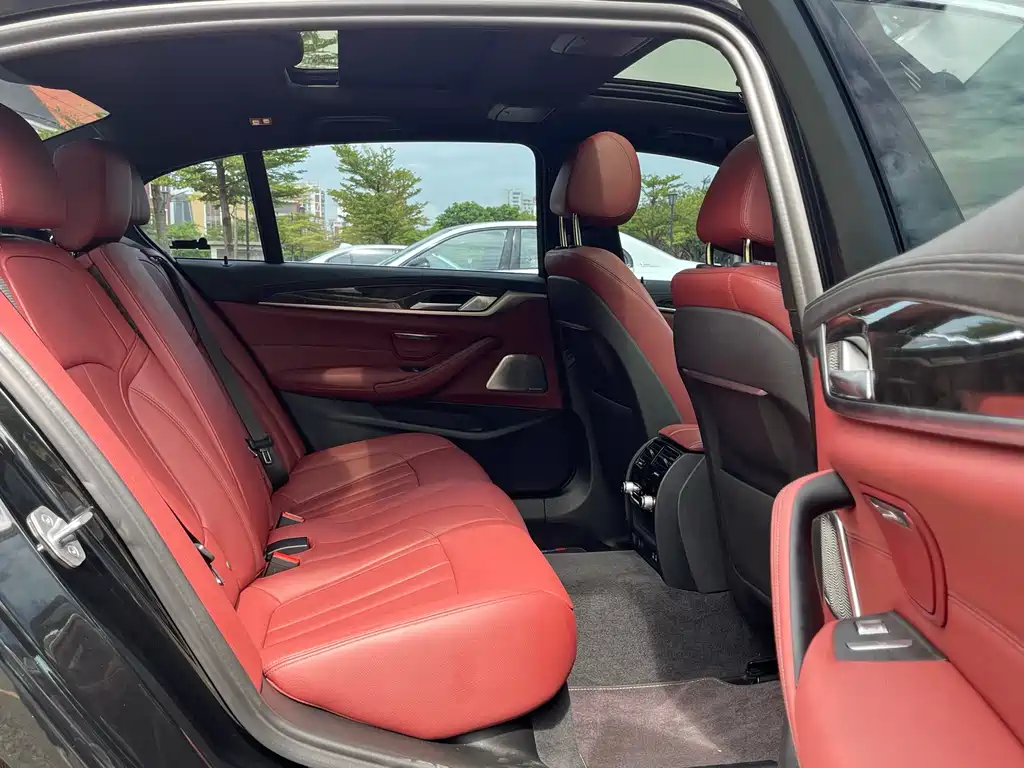 BMW 5 Series 2019 — фото 14