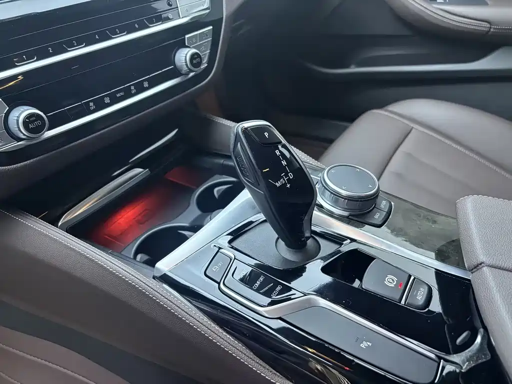 BMW 5 Series 2020 — фото 15