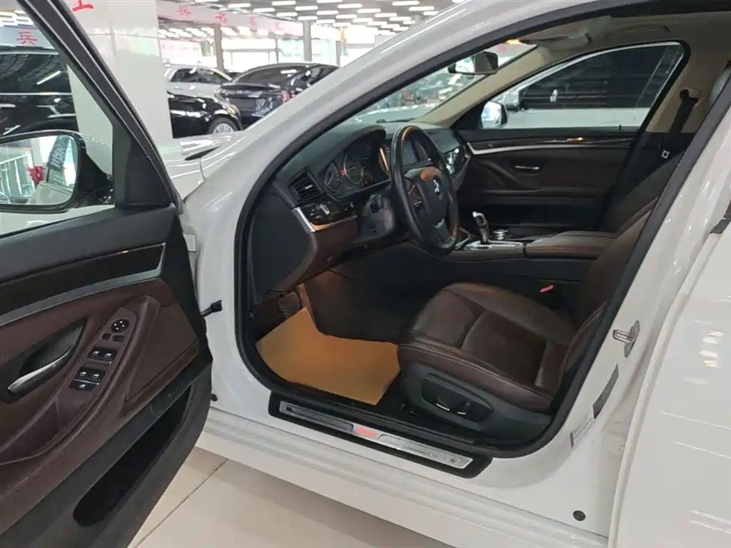 BMW 5 Series 2016 — фото 16