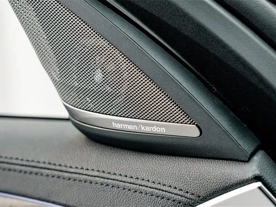 BMW 5 Series 2018 — фото 16