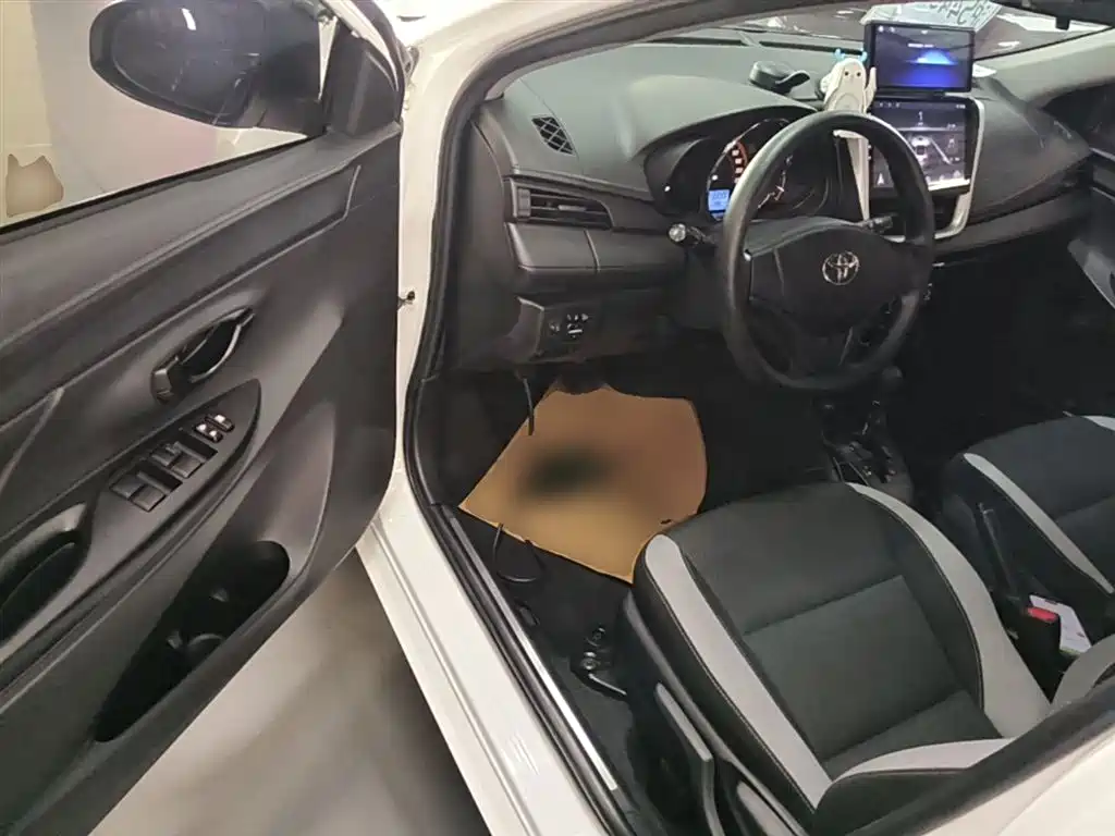 Toyota Yaris L 2019 — фото 16