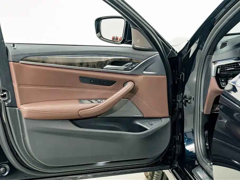 BMW 5 Series 2018 — фото 15